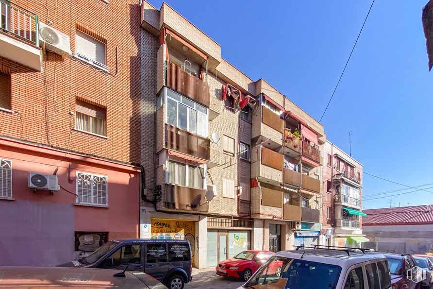 Local en venta en Calle San Silvestre, 4, Carabanchel, Madrid, 28019 con coche, ventana, edificio, neumático, vehículo terrestre, cielo, rueda, propiedad, vehículo y diseño urbano alrededor