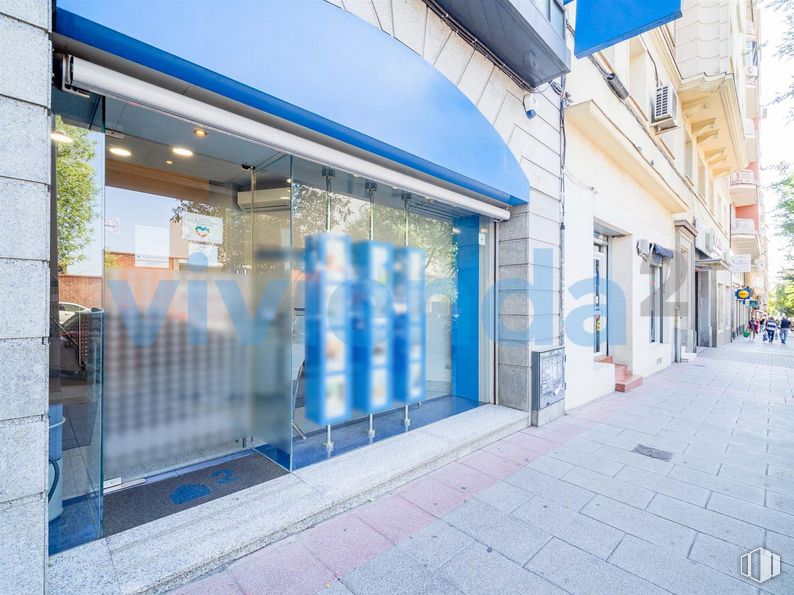 Local en alquiler y venta en Calle Bravo Murillo, Chamberí, Madrid, 28003 con edificio, ventana, sombra, superficie de la carretera, casa, fachada, puerta, diseño urbano, edificio comercial y acera alrededor