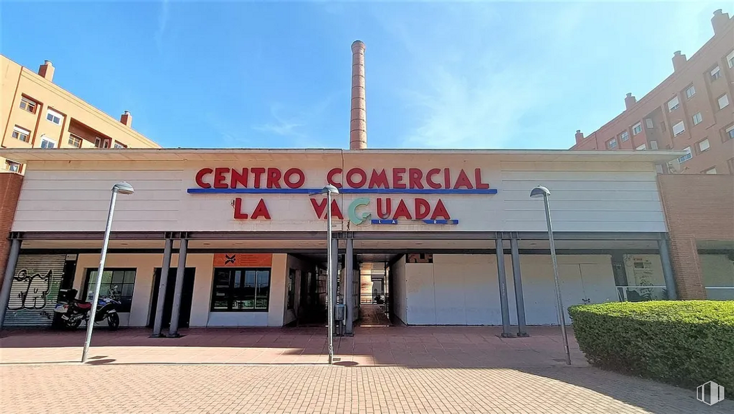 Retail for rent at Calle Zaragoza, 21, Guadalajara, 19005 with building, sky, cloud, plant, architecture, window, door, facade, font and commercial building around