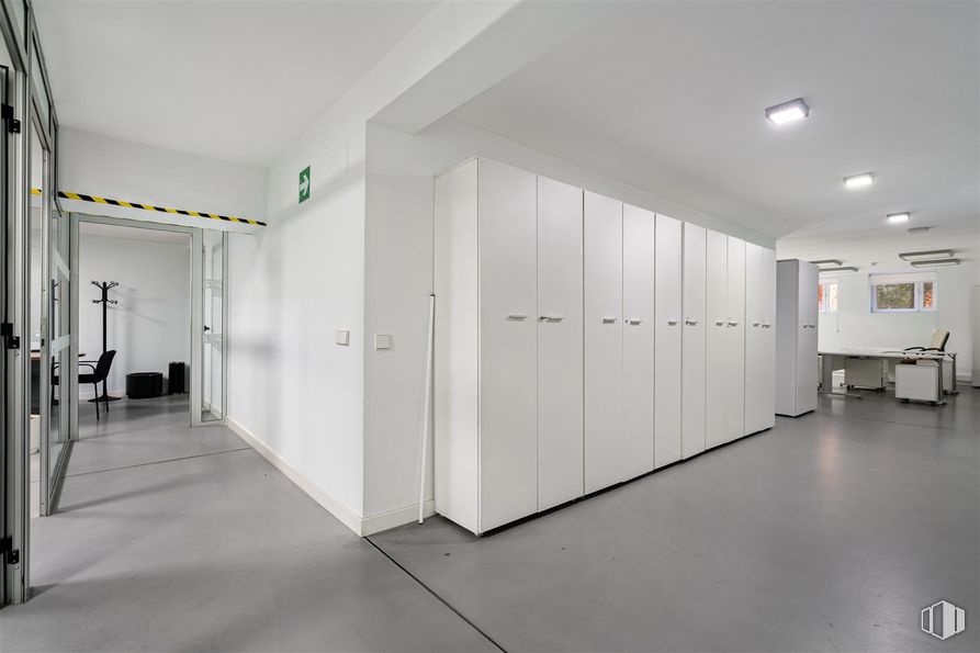 Office for rent at Avenida Portugal, La Latina, Madrid, 28011 with wardrobe, cupboard, door, building, cabinetry, fixture, house, floor, flooring and hall around