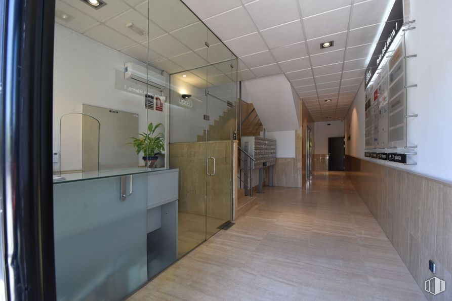 Oficina en venta en Calle Poeta José Hierro, 1, Pinto, Madrid, 28320 con planta de interior, accesorio, planta, interiorismo, suelo, suelos, hall, pared, inmobiliario y vidrio alrededor