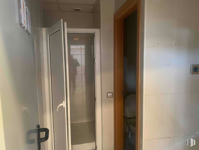 Industrial for rent at Zona industrial Alcalá de Henares, Alcalá de Henares, Madrid, 28806 with wood, door, floor, flooring, door handle, room, home door, wood stain, glass and hardwood around