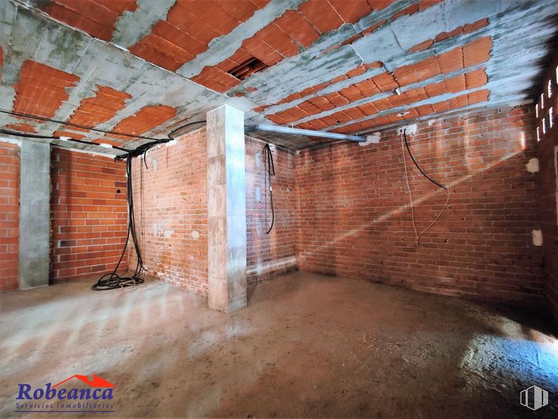 Retail for sale at Avenida Juventud, Ávila, 05003 with table, building, wood, brick, brickwork, beam, floor, wall, house and flooring around