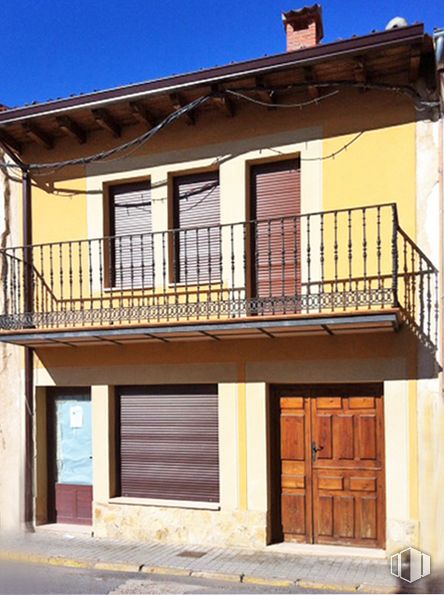 Local en alquiler y venta en Calle Val Alto, 1, Riaza, Segovia, 40500 con puerta, ventana, edificio, propiedad, cielo, casa, madera, accesorio, arquitectura y barrio alrededor