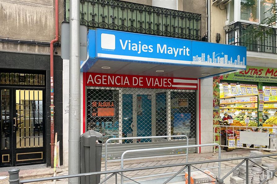 Local en alquiler en Calle Francos Rodríguez, 25, Tetuán, Madrid, 28039 con puerta, edificio, ventana, accesorio, fachada, valla, toldo, venta al por menor, ciudad y fuente alrededor