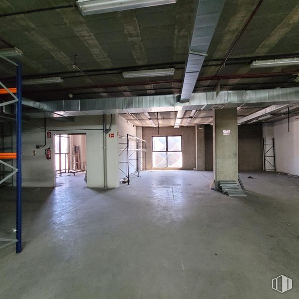 Industrial for sale at Calle María Tubau, Fuencarral - El Pardo, Madrid, 28050 with flooring, floor, ceiling, composite material, hall, concrete, building material, fluorescent lamp, tile flooring and daylighting around