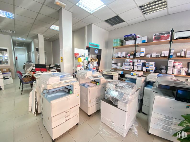 Retail for sale at Paseo de Santo Tomás, Ávila, 05003 with printer, furniture, chair, building, service, shelf, office supplies, machine, photocopier and air travel around