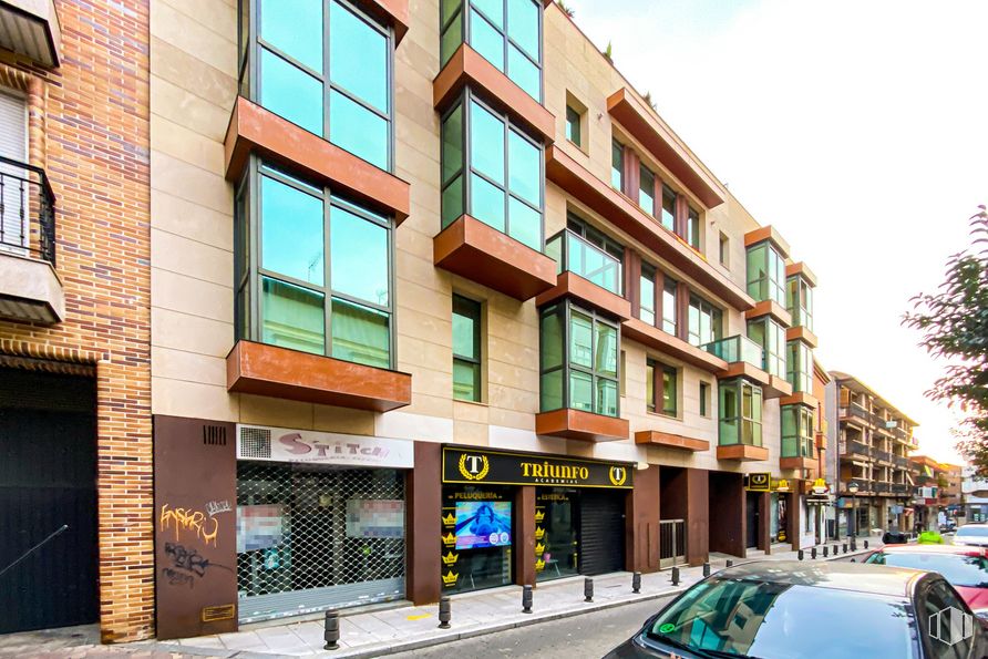 Retail for sale at Calle Jeromín, 7, Leganés, Madrid, 28911 with car, window, building, vehicle, sky, urban design, plant, cloud, tree and neighbourhood around