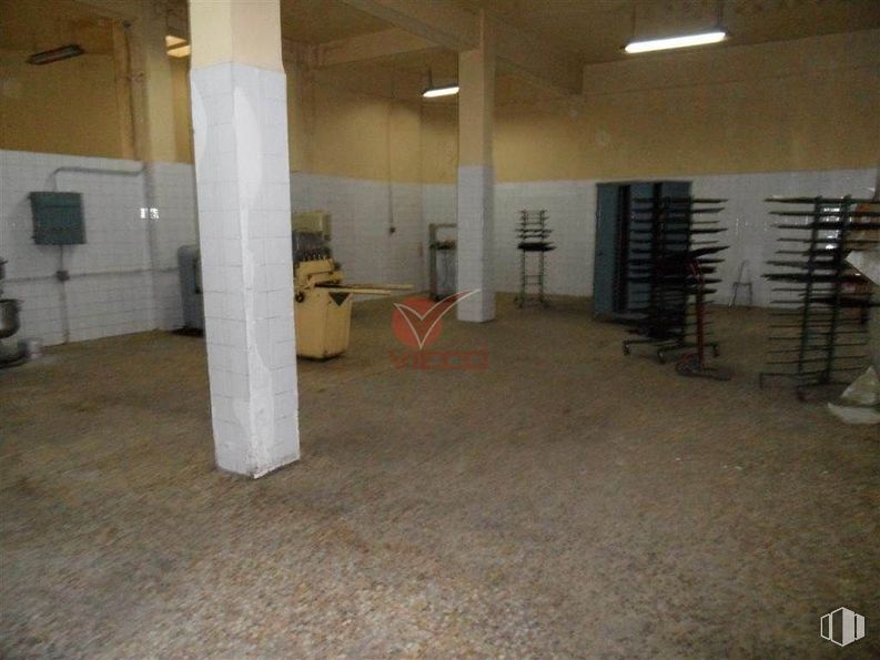 Retail for sale at Calle Álvaro de Luna, Cuenca, 16003 with flooring, wood, floor, gas, ceiling, hardwood, house, concrete, room and basement around