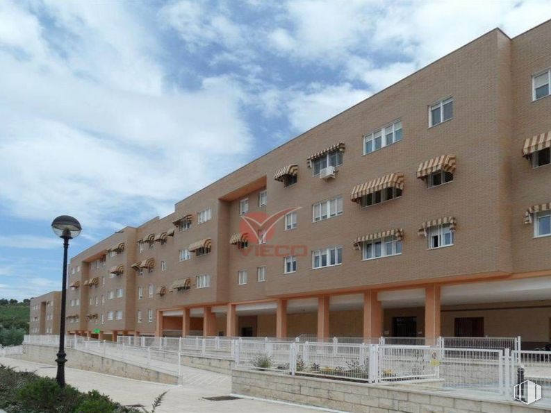 Local en alquiler en Zona Avenida de la Música Española, Cuenca, 16004 con edificio, nube, cielo, propiedad, planta, ventana, luz de la calle, arquitectura, diseño urbano y área residencial alrededor