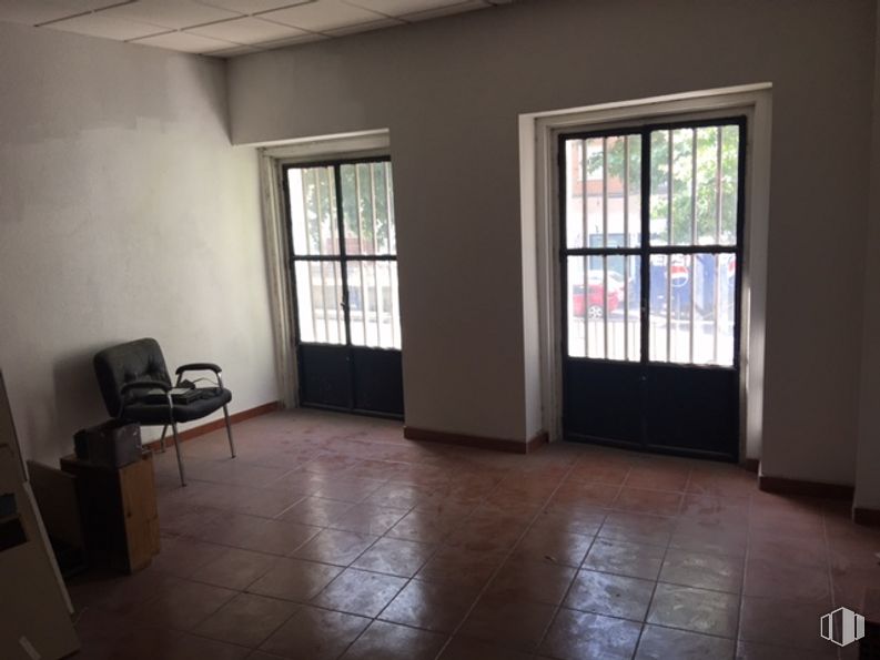 Office for sale at Calle Corredera del Cristo, 36, Talavera de la Reina, Toledo, 45600 with chair, door, window, property, building, fixture, wood, shade, interior design, floor, house and flooring around