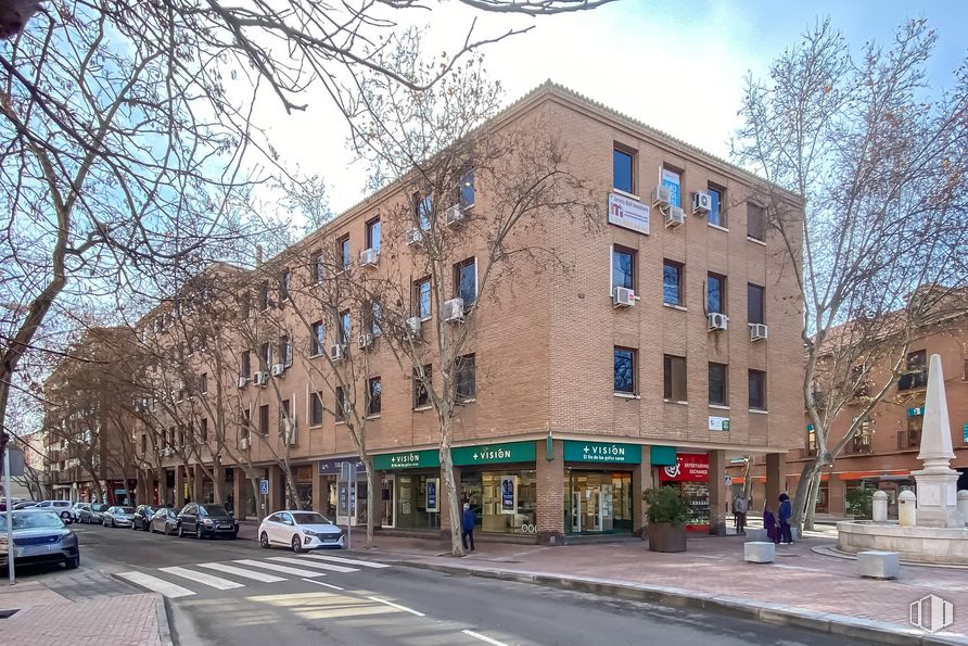 Local en alquiler en Edifcio Cuatro Caños, Calle Teniente Ruiz, 2, Alcalá de Henares, Madrid, 28805 con edificio, cielo, día, rueda, ventana, nube, coche, árbol, neumático y diseño urbano alrededor