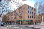 Local en alquiler en Edifcio Cuatro Caños, Calle Teniente Ruiz, 2, Alcalá de Henares, Madrid, 28805 con edificio, cielo, día, rueda, ventana, nube, coche, árbol, neumático y diseño urbano alrededor