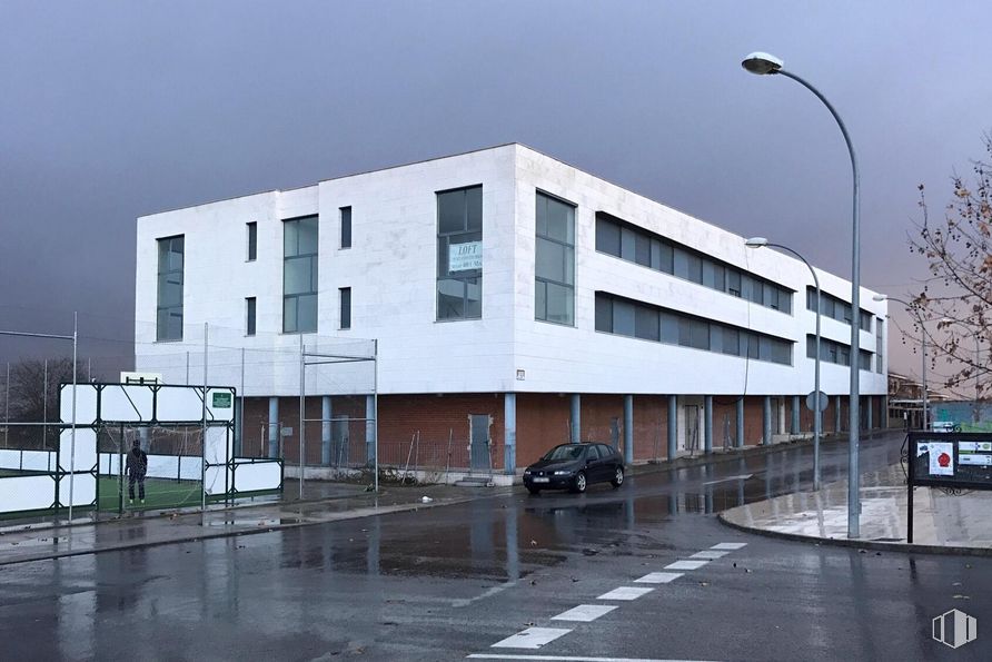 Retail for sale at Plaza Corral de los Cantos, 3, Argés, Toledo, 45122 with car, building, sky, window, street light, fixture, urban design, condominium, residential area, facade and rectangle around