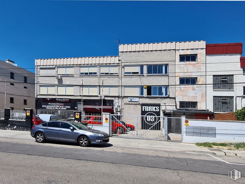 Oficina en alquiler en Calle Fábricas, 3, Alcorcón, Madrid, 28923 con coche, edificio, luz de estacionamiento automotriz, neumático, rueda, vehículo terrestre, cielo, vehículo, ventana y vehículo de motor alrededor