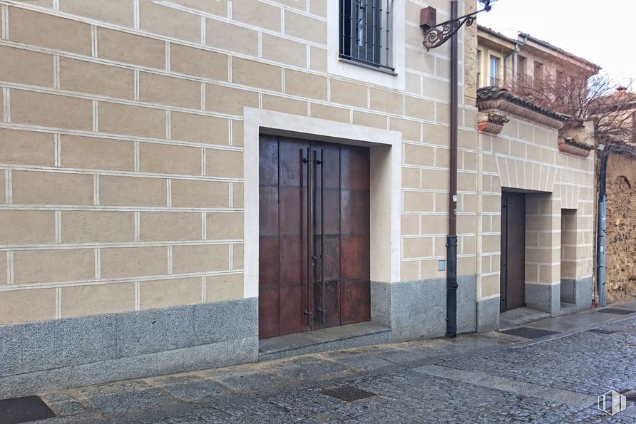 Retail for sale at Calle Velarde, 9, Segovia, 40003 with window, door, fixture, road surface, wood, brickwork, brick, home door, composite material and facade around