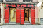 Retail for sale at Calle Cristo, 3, Centro, Madrid, 28015 with door, window, building, fixture, rectangle, wood, brick, facade, symmetry and tints and shades around