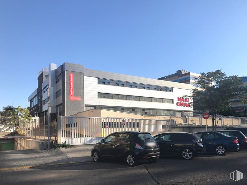 Nave en alquiler en Carretera Fuencarral a Alcobendas, 16, Fuencarral - El Pardo, Madrid, 28049 con coche, edificio, cielo, luz de estacionamiento automotriz, rueda, neumático, vehículo, árbol, vehículo de motor y ciudad alrededor