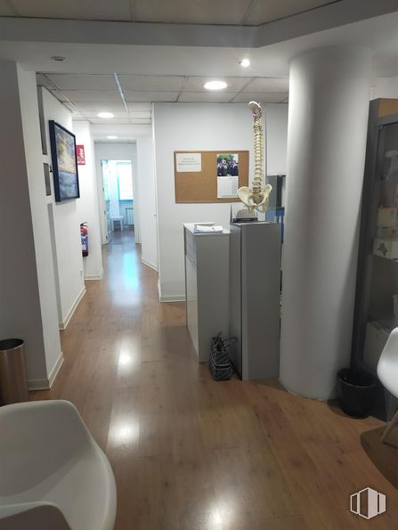 Local en venta en Calle José Arcones Gil, Ciudad Lineal, Madrid, 28017 con edificio, madera, suelo, suelos, madera dura, accesorio, televisión, casa, techo y evento alrededor