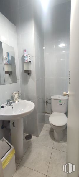 Local en alquiler y venta en Calle Francisco Suárez, Chamartín, Madrid, 28036 con inodoro, fregadero, espejo, grifo, lavabo de baño, accesorio de plomería, púrpura, baño, negro y asiento de inodoro alrededor