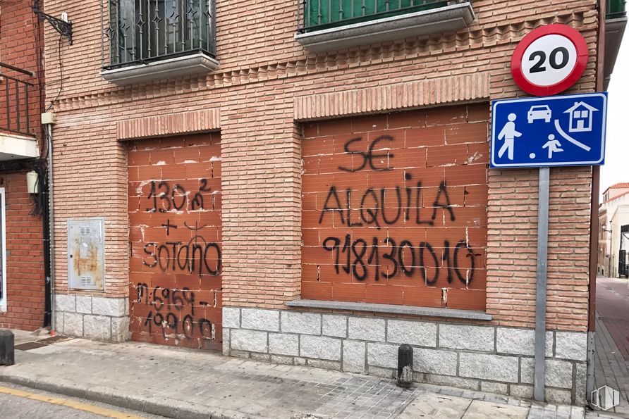 Local en alquiler en Calle Constitución, 9, Sevilla la Nueva, Madrid, 28609 con puerta, ventana, propiedad, edificio, albañilería, ladrillo, fuente, madera, superficie de la carretera y pared alrededor