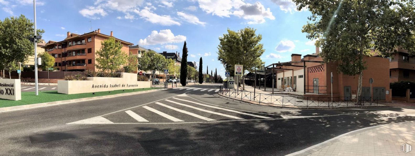 Local en alquiler en Zona Sector S, Boadilla del Monte, Madrid, 28660 con edificio, nube, cielo, durante el día, planta, árbol, superficie de la carretera, asfalto, ventana y diseño urbano alrededor