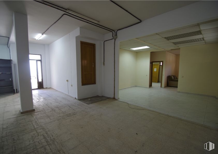 Retail for rent at Calle Escorial, 13, Las Rozas de Madrid, Madrid, 28230 with door, fixture, hall, flooring, building, floor, window, wood, ceiling and space around