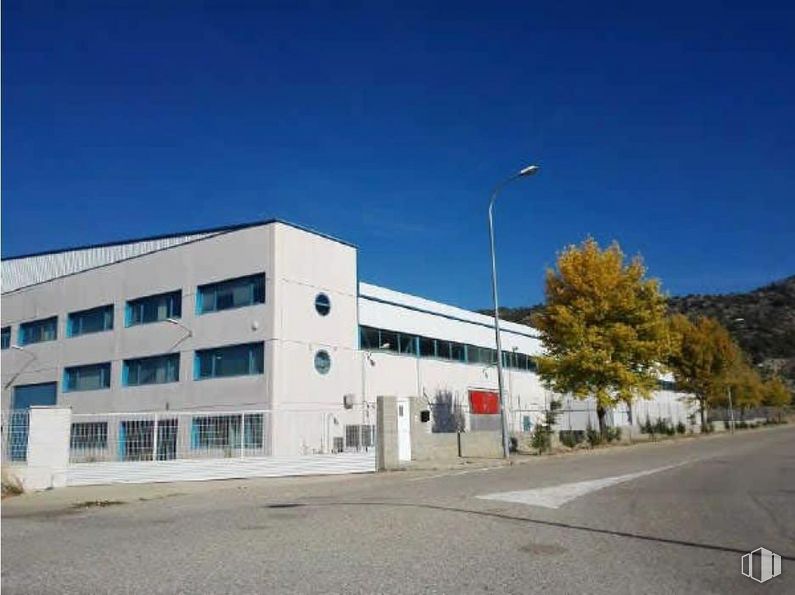 Nave en venta en Polígono Industrial, Almonacid de Zorita, Guadalajara, 19118 con edificio, luz de la calle, cielo, ventana, árbol, accesorio, inmobiliario, ciudad, diseño urbano y fachada alrededor