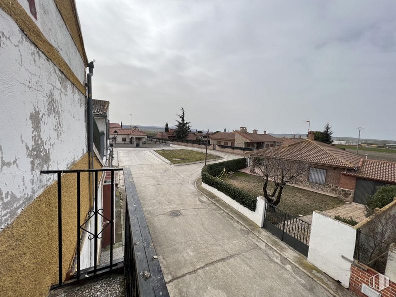 Industrial for sale at Calle Roble, San Pedro del Arroyo, Ávila, 05350 with building, sky, cloud, road surface, house, residential area, urban design, window, wood and city around