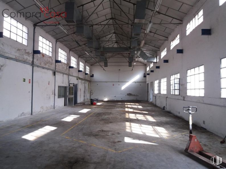 Industrial for sale at Polígono Industrial El Cerro, Segovia, 40006 with window, fixture, building, hall, floor, flooring, ceiling, beam, wood and gas around