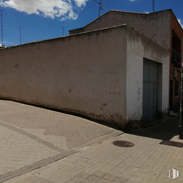 Land for sale at Zona centro, Móstoles, Madrid, 28938 with building, door, cloud, sky, road surface, architecture, asphalt, wall, tree and composite material around