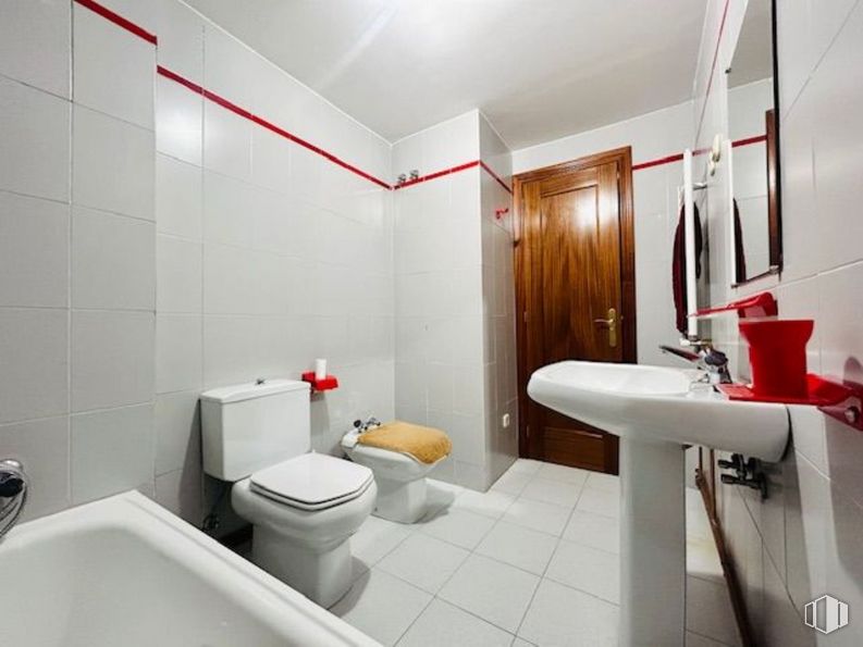 Oficina en alquiler en Calle Marqués Valdavia, Alcobendas, Madrid, 28100 con inodoro, fregadero, accesorios de fontanería, edificio, propiedad, grifo, lavabo, espejo, cuarto de baño y interiorismo alrededor