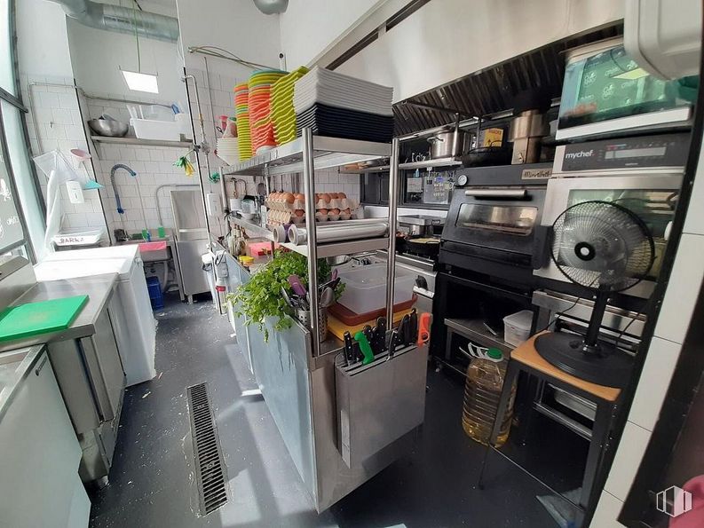 Retail for sale at Calle Martin Luther King, Alcorcón, Madrid, 28922 with washing machine, packaged goods, plant, interior design, houseplant, kitchen appliance, gas, machine, automotive design and home appliance around