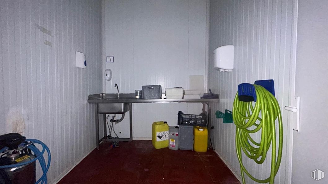 Industrial for sale at P.I. Urtinsa, Alcorcón, Madrid, 28923 with table, household cleaning supply, paint, plumbing, cleanliness, electrical cable, household supply and aluminium around