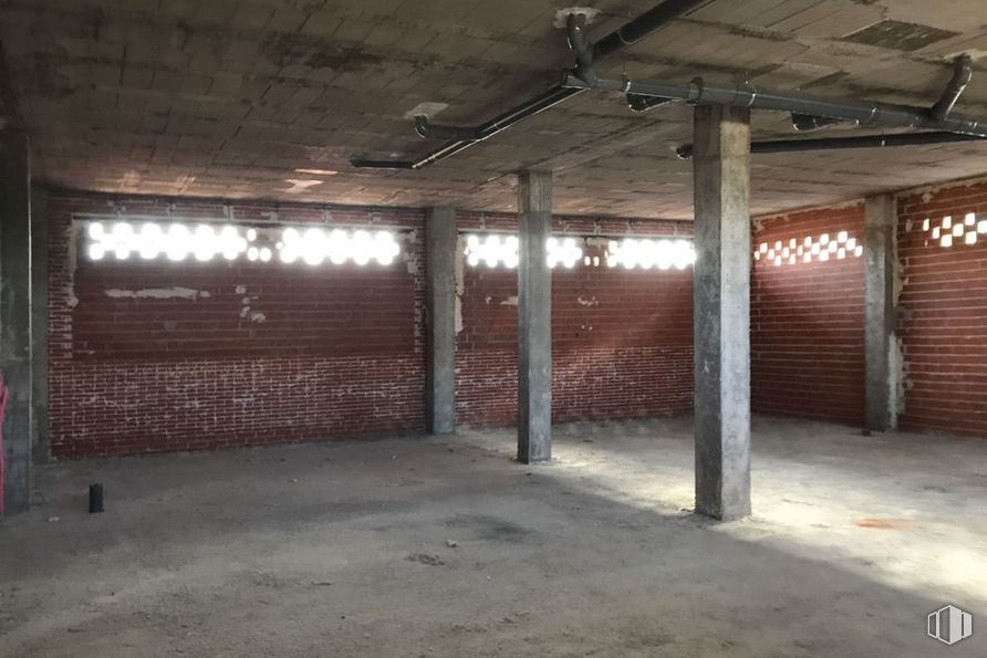 Retail for sale at Calle Mari Díaz, Ávila, 05002 with lighting, wood, building, floor, house, flooring, automotive parking light, shade, brickwork and garage door around