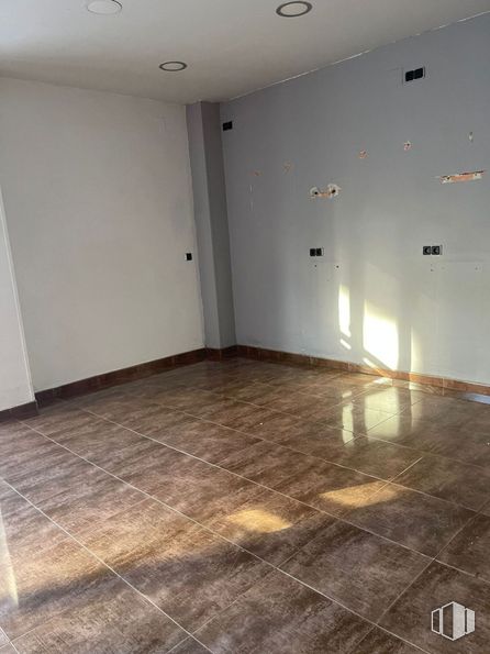 Retail for rent at Calle Honda, Fuenlabrada, Madrid, 28944 with wood, fixture, flooring, interior design, hall, floor, material property, building, tints and shades and composite material around