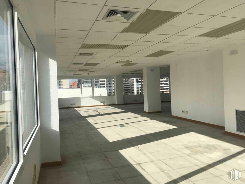 Office for rent at Zona Tres Cantos, Tres Cantos, Madrid, 28760 with composite material, glass, commercial building, condominium, high-rise building, concrete, building material, headquarters and daylighting around