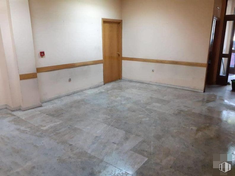 Local en venta en Calle Segovia, Arganzuela, Madrid, 28005 con puerta, accesorio, madera, suelos, suelo, suelo de baldosas, casa, material compuesto, tinte para madera y madera dura alrededor