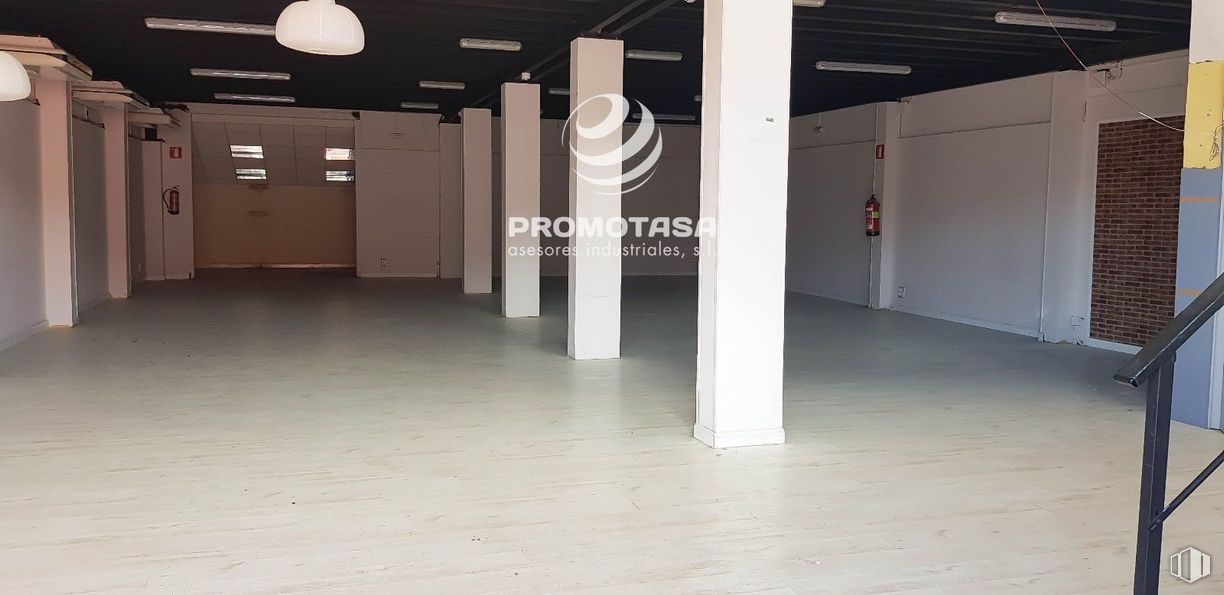 Nave en alquiler en Zona industrial, Arganda del Rey, Madrid, 28500 con lámpara, alumbrado, suelos, suelo, diseño automovilístico, madera, hall, evento, espacio y arte alrededor