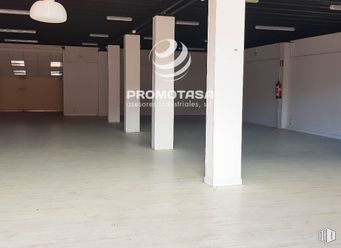 Nave en alquiler en Zona industrial, Arganda del Rey, Madrid, 28500 con lámpara, alumbrado, suelos, suelo, diseño automovilístico, madera, hall, evento, espacio y arte alrededor