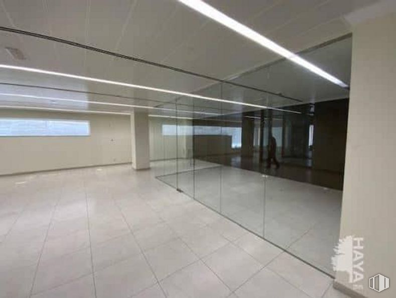 Local en alquiler y venta en Avenida España, Alcobendas, Madrid, 28100 con accesorio, suelos, suelo, material compuesto, vidrio, material de construcción, techo, espacio, edificio comercial y fachada alrededor