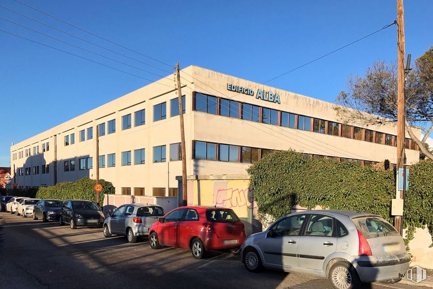 Office for rent at Edificio Alba, Calle Rosa de Lima, 1, Las Rozas de Madrid, Madrid, 28290 with car, building, tire, automotive parking light, wheel, land vehicle, sky, vehicle, property and plant around