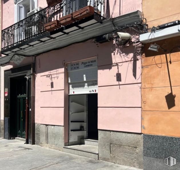 Retail for sale at Plaza Chueca, Centro, Madrid, 28004 with property, window, wood, architecture, neighbourhood, shade, wall, building, material property and facade around