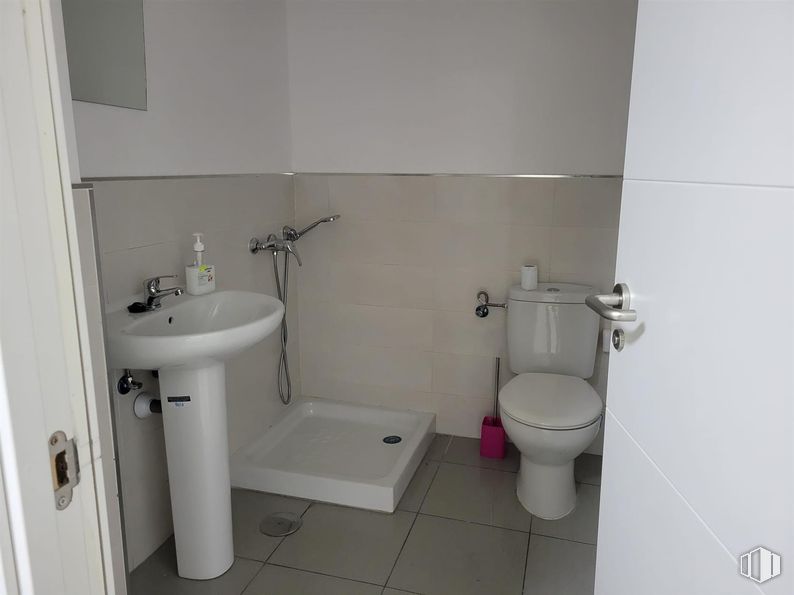 Local en alquiler en Calle San Pascual, Aranjuez, Madrid, 28300 con inodoro, fregadero, cuarto de baño, asiento del inodoro, accesorios de fontanería, lavabo, suelos, suelo, blanco y grifo alrededor