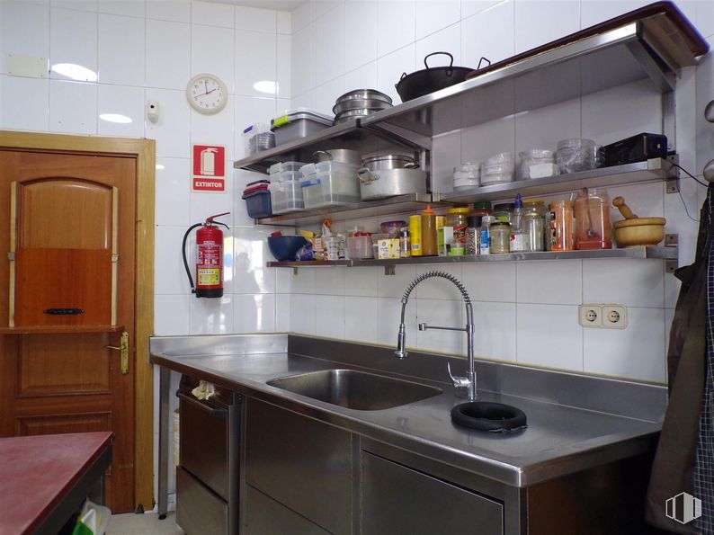 Nave en alquiler y venta en Calle Málaga, Valdemoro, Madrid, 28341 con fregadero, ebanistería, mueble, grifo, fregadero, encimera, propiedad, accesorios de fontanería, edificio y cocina alrededor