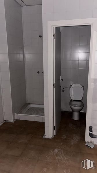 Retail for sale at Calle Apolo, 20, Valdemoro, Madrid, 28341 with toilet, bathroom, plumbing fixture, flooring, floor, plumbing, toilet seat, public toilet, grey and tile around