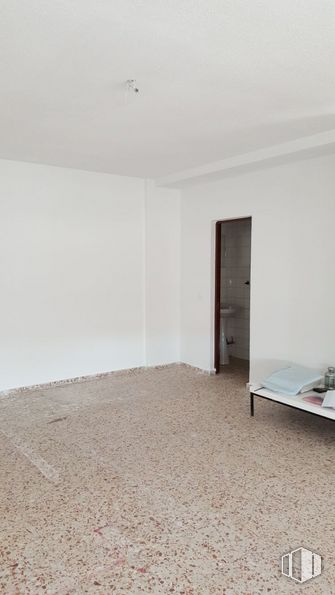 Oficina en alquiler en Avenida Constitución, Móstoles, Madrid, 28931 con mesa, accesorio, puerta, madera, suelo, suelos, sombra, madera dura, hall y beige alrededor