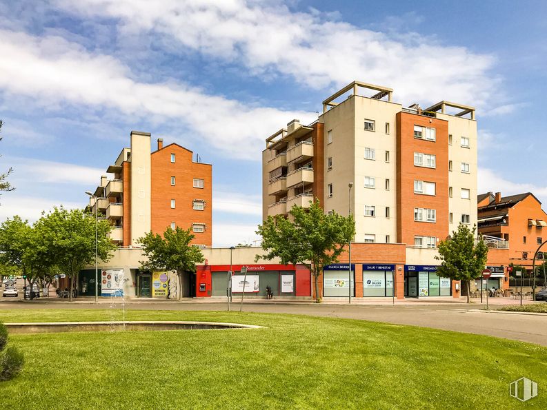 Local en alquiler en Avenida Juan Carlos I, 14, Alcalá de Henares, Madrid, 28806 con edificio, nube, cielo, planta, propiedad, árbol, ventana, diseño urbano, hierba y bloque de pisos alrededor