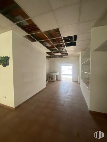 Retail for rent at Paseo Chopera, 47, Arganzuela, Madrid, 28045 with ceiling, flooring, floor, interior design, tile flooring, hall, building material, plywood, light fixture and daylighting around