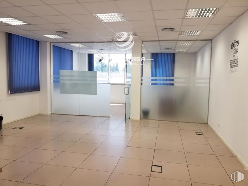 Office for sale at Calle Severo Ochoa, Rivas-Vaciamadrid, Madrid, 28529 with light fixture, lighting, flooring, floor, interior design, ceiling, glass, door, commercial building and transparency around